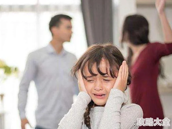 小孩喂姐姐吃困吧这可能是小孩在模仿成人行为或表达对姐姐的关爱