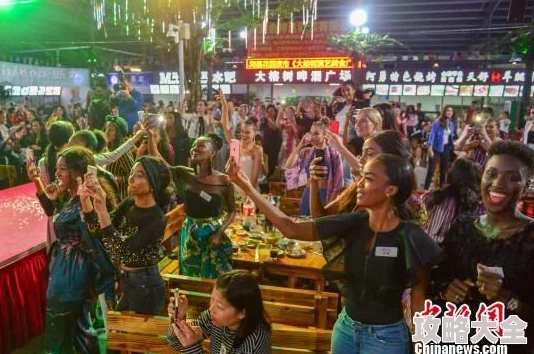 越夜夜间经济蓬勃发展各地夜市吸引游客纷纷前来体验